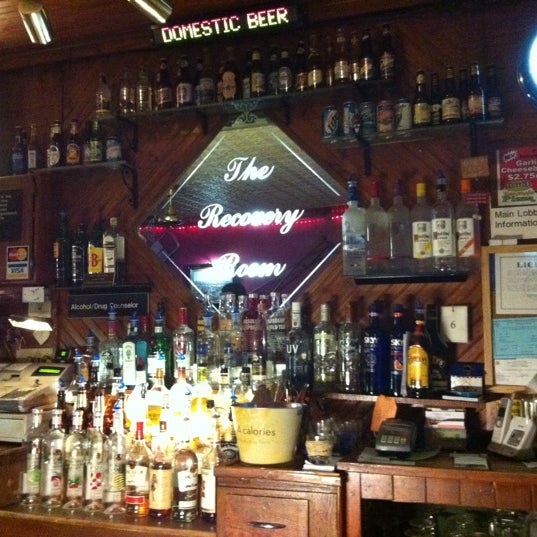 Foto diambil di The Recovery Room Pub and Grill oleh Ryan J. pada 8/13/2011