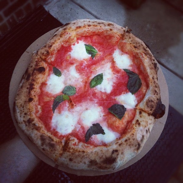 รูปภาพถ่ายที่ Pitruco Mobile Wood-Fired Pizza โดย Mark L. เมื่อ 8/4/2012