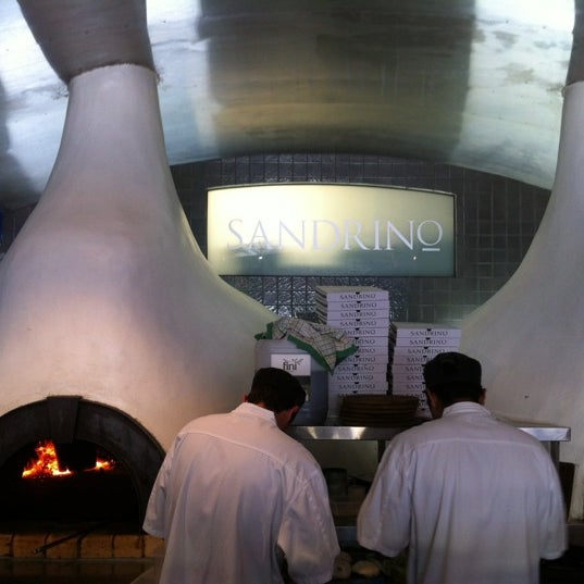 Foto scattata a Sandrino Cafe &amp; Pizzeria da Yoshihisa M. il 11/14/2011