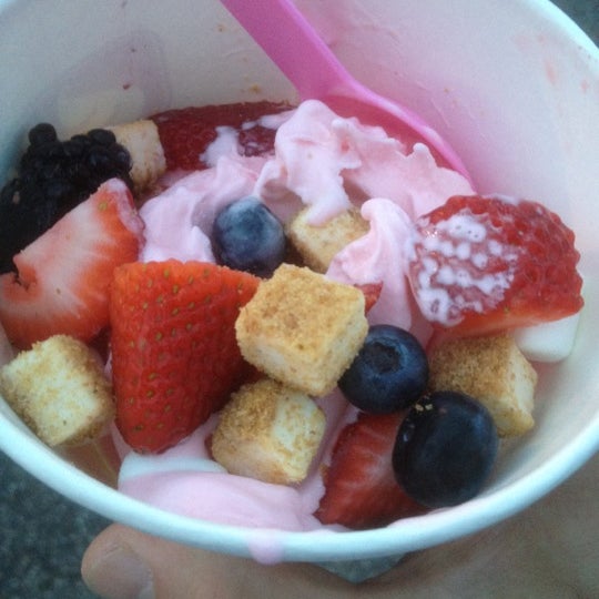 Das Foto wurde bei Yumz Gourmet Frozen Yogurt  Crystal Lake von Jason D. am 5/29/2012 aufgenommen