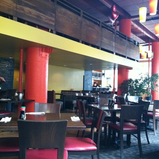 Foto diambil di Sakura Restaurant &amp; Sushi Bar oleh Kate H. pada 2/23/2012