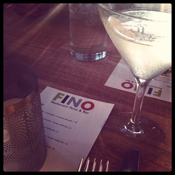 Foto tomada en FINO Restaurant Patio &amp; Bar  por Joe D. el 5/30/2012