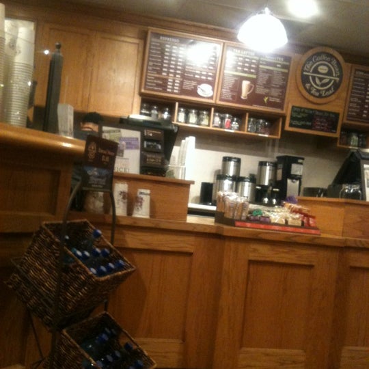 Photo taken at The Coffee Bean &amp; Tea Leaf by Rudy H. on 5/18/2012