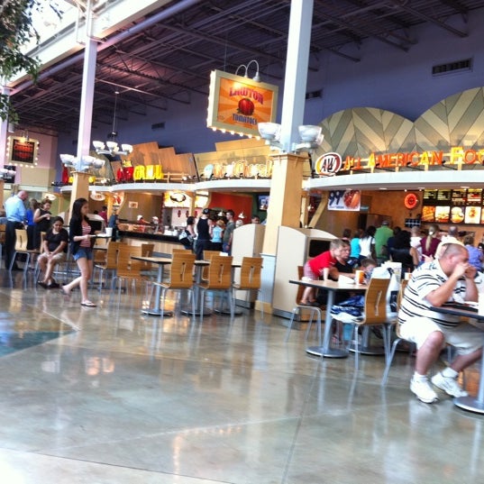 Foto tomada en Great Lakes Crossing Food Court  por Bob B. el 8/28/2011