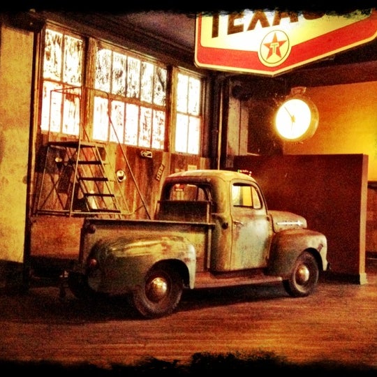 Foto tomada en Rusty&#39;s Old 50 Night Pub  por Adam P. el 4/5/2012