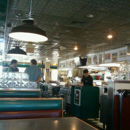 Photo prise au Toms Burgers &amp; Grill par Spencer N. le9/3/2012