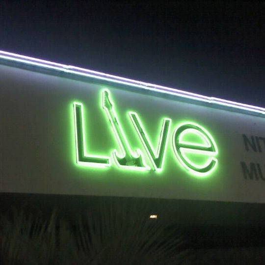 Das Foto wurde bei LiVE! Nite Club and Music Venue von Karrin Z. am 10/29/2011 aufgenommen