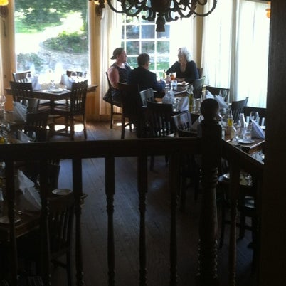 Foto tomada en Mrs. K&#39;s Restaurant &amp; Barrel Bar  por Dan T. el 7/31/2012