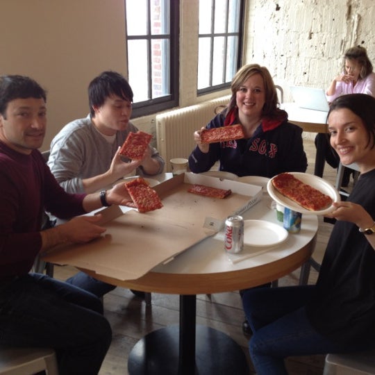 รูปภาพถ่ายที่ Valducci&#39;s Pizza and Catering โดย Jacqueline L. เมื่อ 4/23/2012