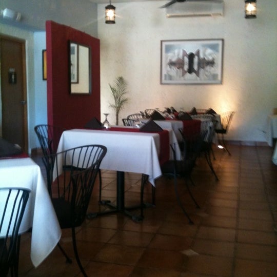 Foto diambil di Peter&#39;s Restaurante oleh Andres L. pada 1/24/2012