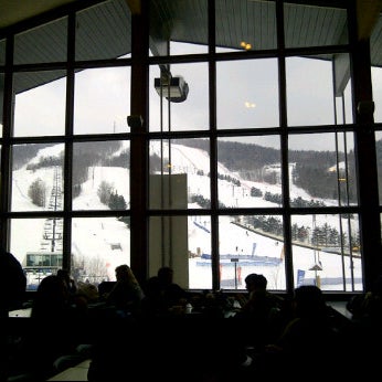 Photo taken at Centre de Ski Stoneham by Paul-Philippe N. on 2/10/2012
