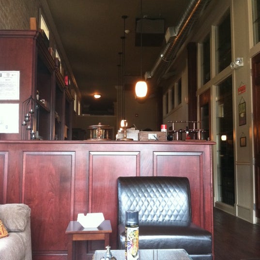 รูปภาพถ่ายที่ The Golden Leaf Cigar Cafe โดย Dan H. เมื่อ 11/19/2011