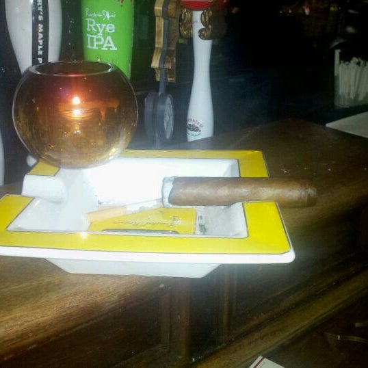 รูปภาพถ่ายที่ The Porter House (Restaurant &amp; Cigar Bar) โดย T T. เมื่อ 5/6/2012