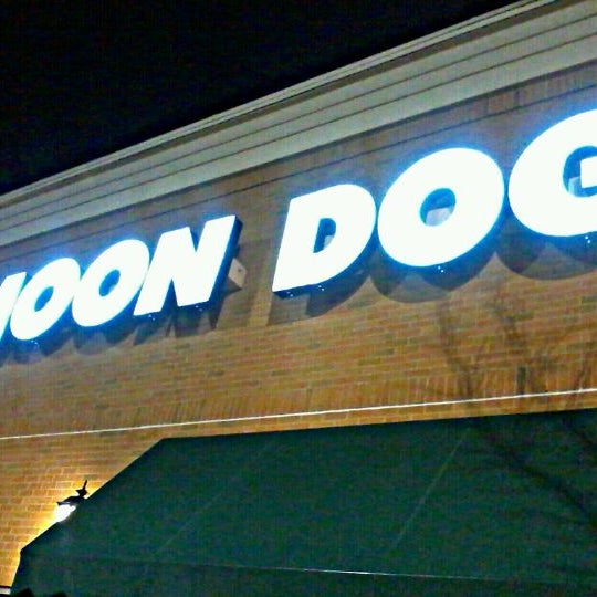 รูปภาพถ่ายที่ Moon Dog Tavern โดย Dennis J. เมื่อ 12/4/2011