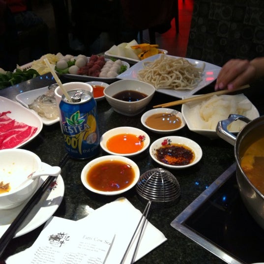 Photo taken at Fatty Cow Seafood Hot Pot 小肥牛火鍋專門店 by Jenny on 1/31/2012