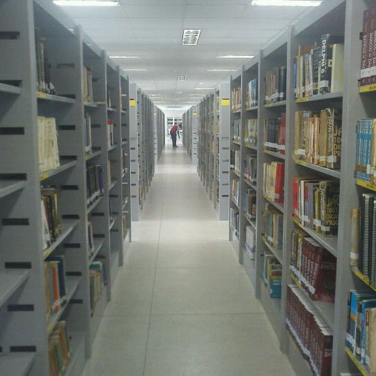 Foto tomada en BCZM - Biblioteca Central Zila Mamede  por Felipe B. el 9/27/2011
