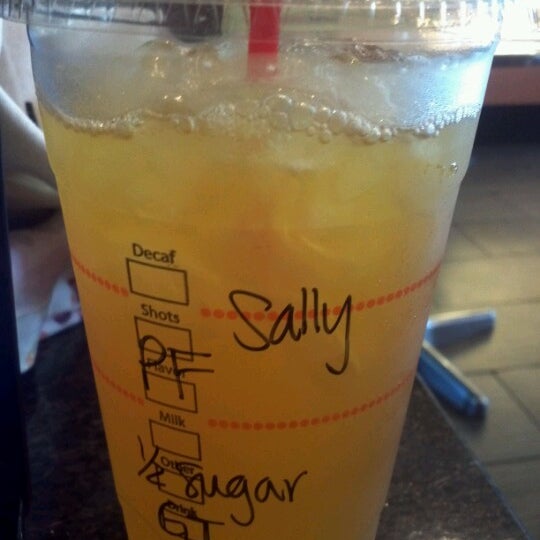 รูปภาพถ่ายที่ Café Roulé โดย Sally Z. เมื่อ 7/27/2012