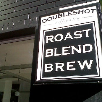 รูปภาพถ่ายที่ Double Shot Tea &amp; Coffee โดย Matt in A. เมื่อ 1/3/2012