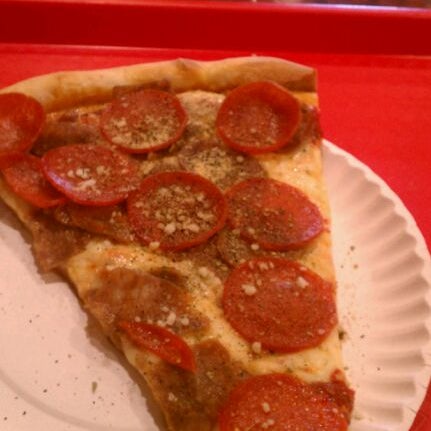 Снимок сделан в Famous Amadeus Pizza - Madison Square Garden пользователем Benjamin C. 9/16/2011