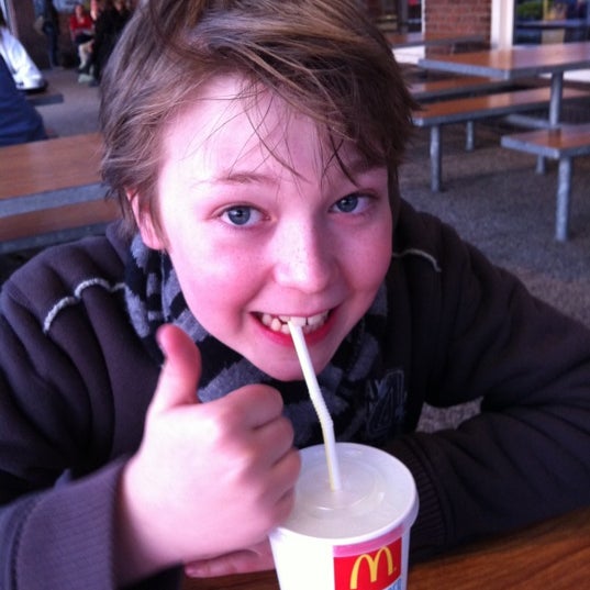 รูปภาพถ่ายที่ McDonald&#39;s โดย Lisette S. เมื่อ 4/2/2012