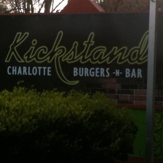 Photo prise au Kickstand Burgers -n- Bar par S H. le3/23/2011