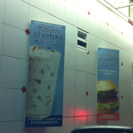 Das Foto wurde bei Good Times Burgers &amp; Frozen Custard von Duece K. am 4/22/2012 aufgenommen