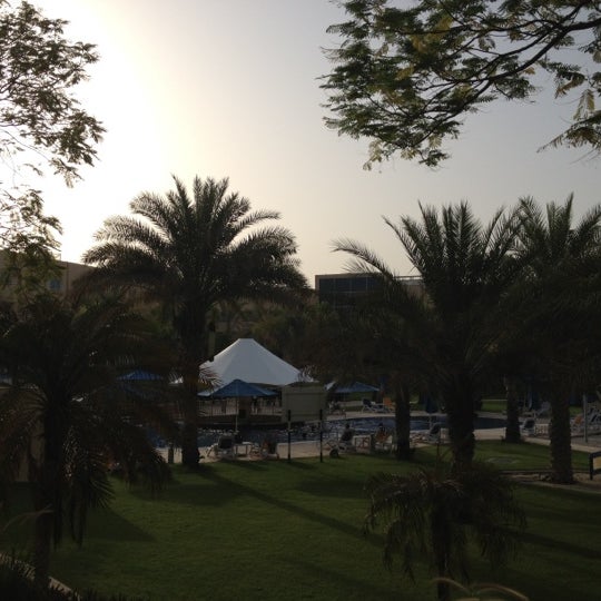Foto tirada no(a) Mafraq Hotel Abu Dhabi por Pearl A. em 8/24/2012