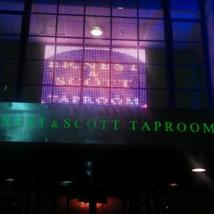 Foto diambil di Ernest &amp; Scott Taproom oleh Rachel K. pada 1/27/2012