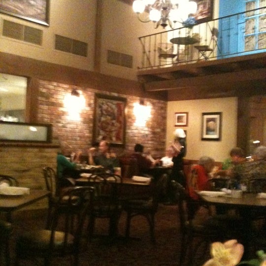 Foto diambil di Mimi&#39;s Cafe oleh Shawn R. pada 10/2/2011