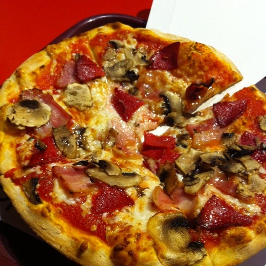 Photo taken at Ópera : Pizza by Eleazar S. on 9/18/2011