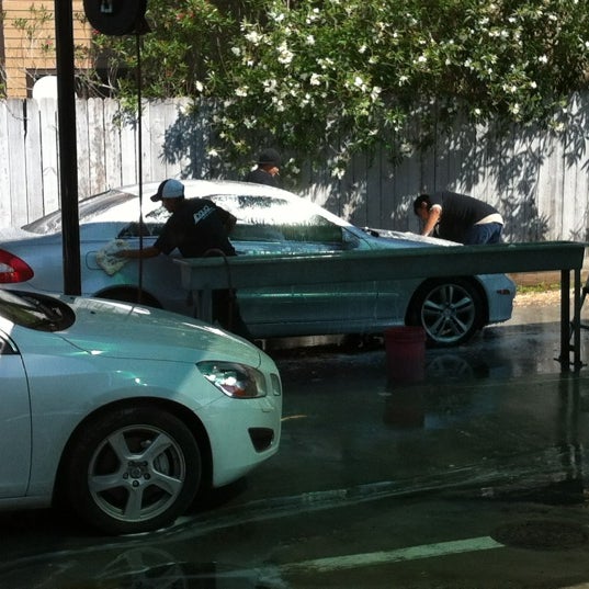 รูปภาพถ่ายที่ Aqua Hand Car Wash &amp; Detail (Montrose) โดย AlmostVeggies.com เมื่อ 3/24/2012