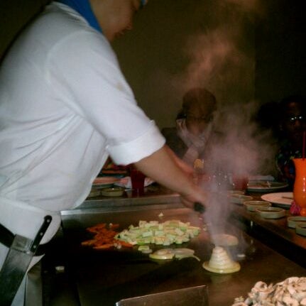 Foto scattata a Arirang Hibachi Steakhouse &amp; Sushi Bar da Buffalo Soldier il 12/11/2011