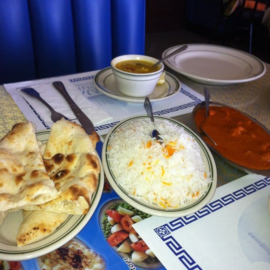 รูปภาพถ่ายที่ Robina&#39;s Indian Cuisine โดย Elvia S. เมื่อ 5/8/2012