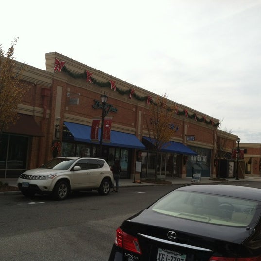 Das Foto wurde bei Peninsula Town Center von Lanie A. am 11/15/2011 aufgenommen