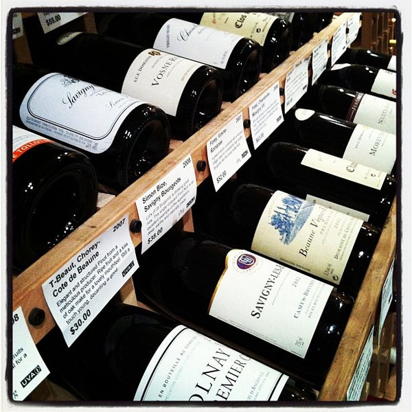 11/2/2011에 Elizabeth M.님이 UVA Wines &amp; Spirits에서 찍은 사진