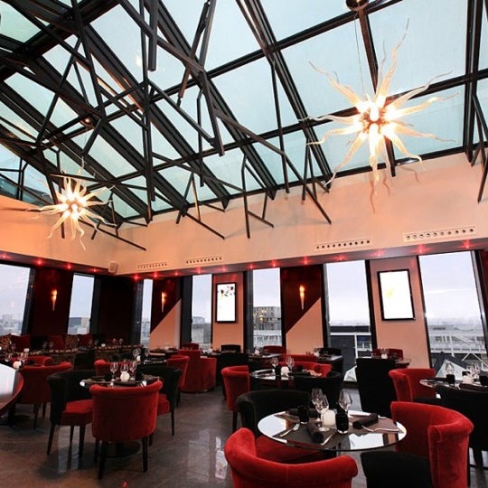 2/13/2012 tarihinde Reda E.ziyaretçi tarafından Vertigo Restaurant - Sky Bar'de çekilen fotoğraf