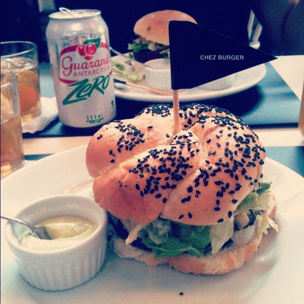 รูปภาพถ่ายที่ Chez Burger โดย Elisa S. เมื่อ 2/28/2012
