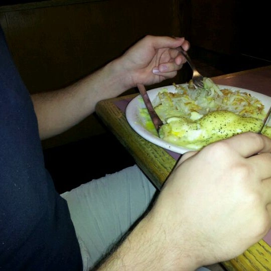 รูปภาพถ่ายที่ Dan&#39;s Restaurant โดย Ashlyn W. เมื่อ 4/15/2012