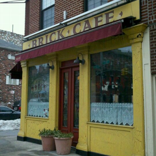 Foto tirada no(a) Brick Cafe por Kyle Willow B. em 1/2/2011