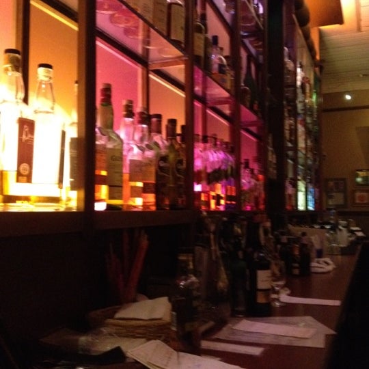 Foto diambil di Madeline&#39;s Restaurant oleh Ayana R. pada 4/15/2012