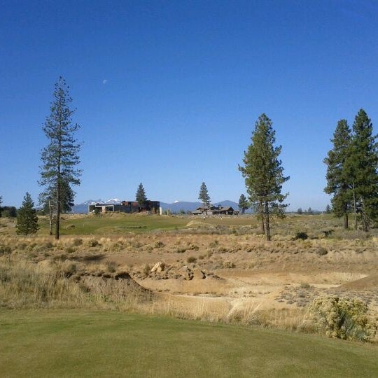 รูปภาพถ่ายที่ Tetherow Golf Club &amp; Grill โดย Jesse F. เมื่อ 10/18/2011