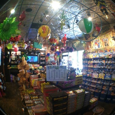 Das Foto wurde bei Powell&#39;s Sweet Shoppe von Danny N. am 8/2/2012 aufgenommen