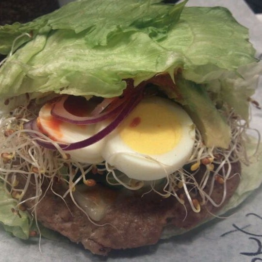 Foto diambil di Dave &amp; Tony&#39;s Premium Burger Joint oleh Rick D. pada 1/12/2012