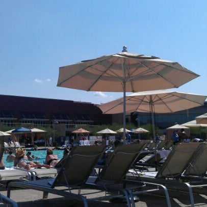8/19/2012 tarihinde Christian W.ziyaretçi tarafından Talking Stick Resort Pool'de çekilen fotoğraf