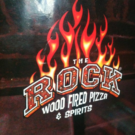 Снимок сделан в The Rock Wood Fired Pizza пользователем Steffani H. 5/21/2012