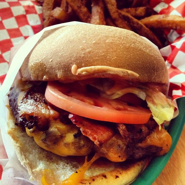 9/5/2012 tarihinde Chuck K.ziyaretçi tarafından Burger Brats'de çekilen fotoğraf