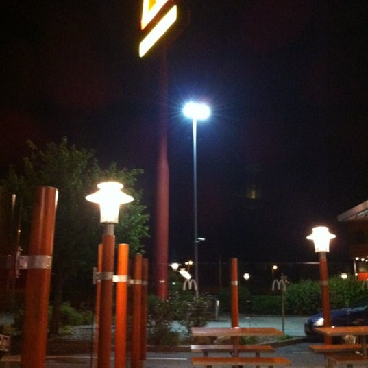 รูปภาพถ่ายที่ McDonald&#39;s โดย Miriam T. เมื่อ 6/17/2012