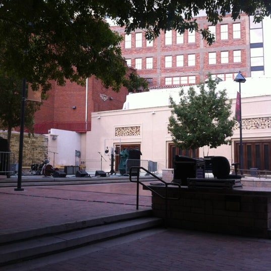 7/22/2012 tarihinde Chris E.ziyaretçi tarafından Arts Festival Plaza'de çekilen fotoğraf