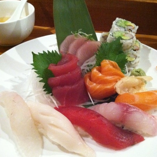 Снимок сделан в Ginza Japanese Restaurant пользователем Chih C. 2/15/2012