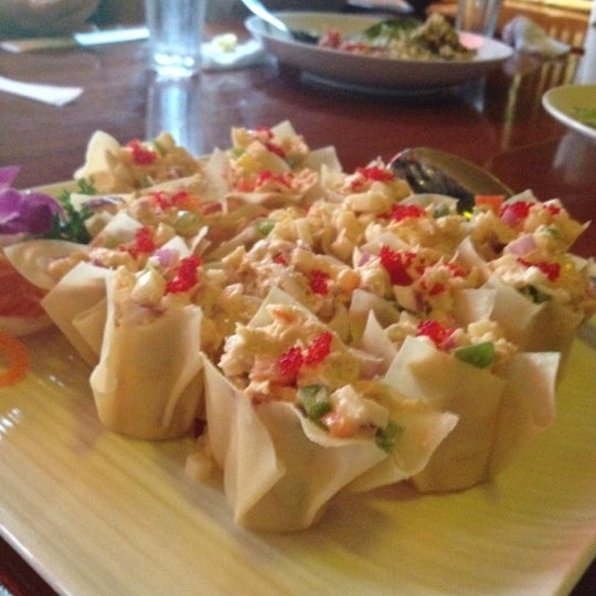 Foto scattata a Fusha Asian Cuisine da Kaity W. il 6/29/2012